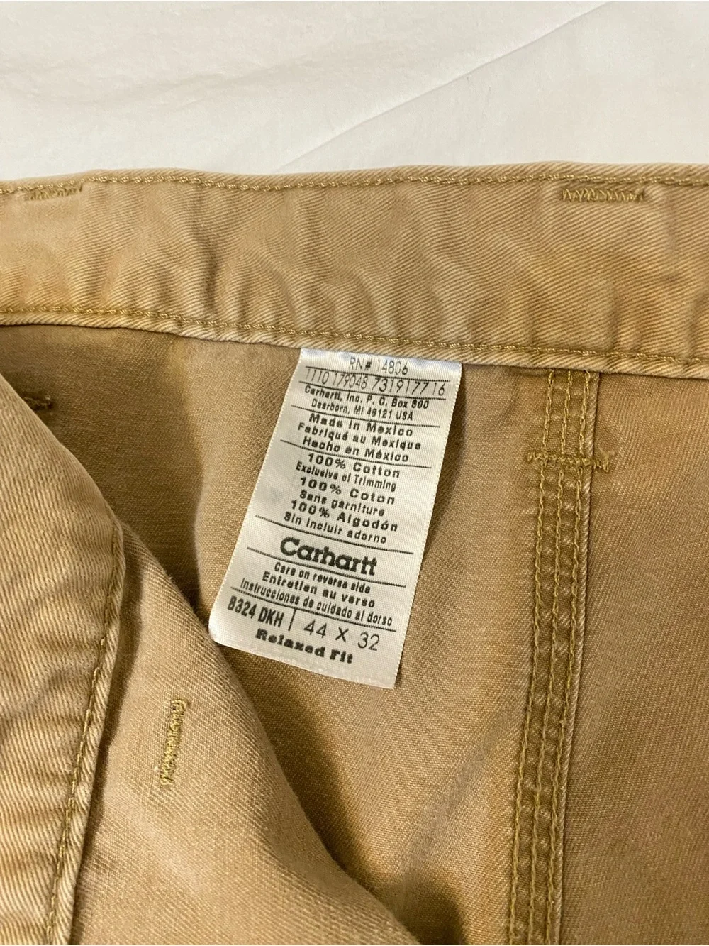 Carhartt Men’s pants Size 44 by 32 in good condition, clean, no tear.